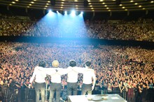 THE BAWDIES「1-2-3 TOUR 2013」大阪城ホール公演の様子。（撮影：橋本塁）