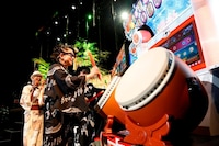 「太鼓の達人」をプレイするHYDE。（撮影：田中和子）