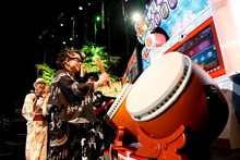 「太鼓の達人」をプレイするHYDE。（撮影：田中和子）