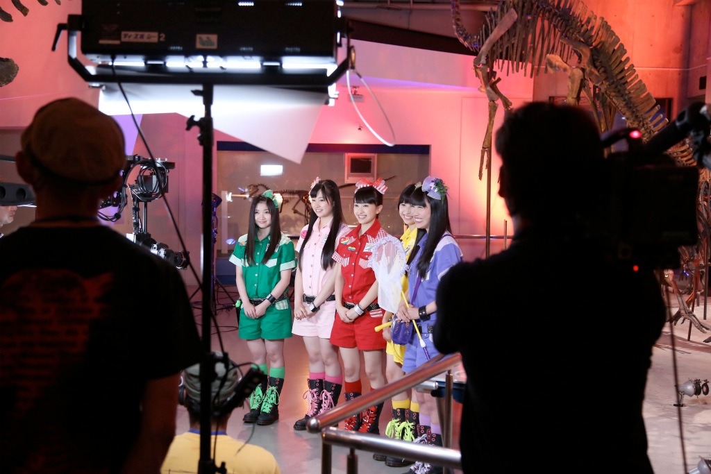 「WALKING WITH DINOSAURS」日本公演の会場で上映される特別映像を収録中のももいろクローバーZ。