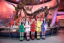 「WALKING WITH DINOSAURS」日本公演の会場で上映される特別映像を収録中のももいろクローバーZ。