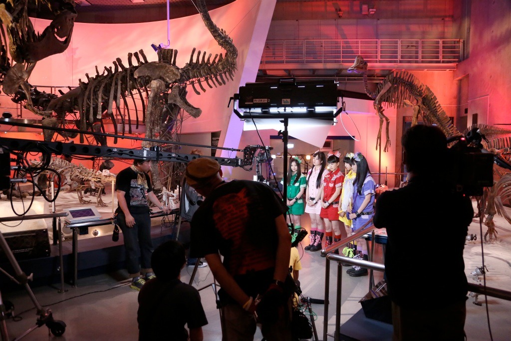 「WALKING WITH DINOSAURS」日本公演の会場で上映される特別映像を収録中のももいろクローバーZ。