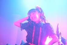 「LOVEマシーン -FROM HELL WITH LOVE ver.-」を歌うMOAMETAL。 （Photo by Taku Fujii）