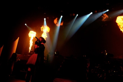 火柱が上がる中「紅月-アカツキ-」を熱唱するSU-METAL。 （Photo by Taku Fujii）