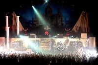 1曲目「BABYMETAL DEATH!!」とともにステージに現れたBABYMETAL。 （Photo by Taku Fujii）