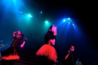 「メギツネ」を歌うBABYMETAL。 （Photo by Taku Fujii）