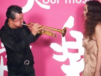 スタジオライブ収録後の日野皓正（写真左）とJUJU（右）。