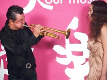 スタジオライブ収録後の日野皓正（写真左）とJUJU（右）。