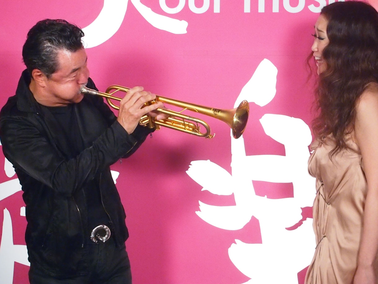 スタジオライブ収録後の日野皓正（写真左）とJUJU（右）。