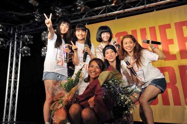 erika（写真手前中央）は6月28日に行われたライブを最後にグループを卒業した。