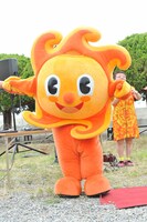 南知多町のキャラクター・ミーナも除幕式に駆けつけた。