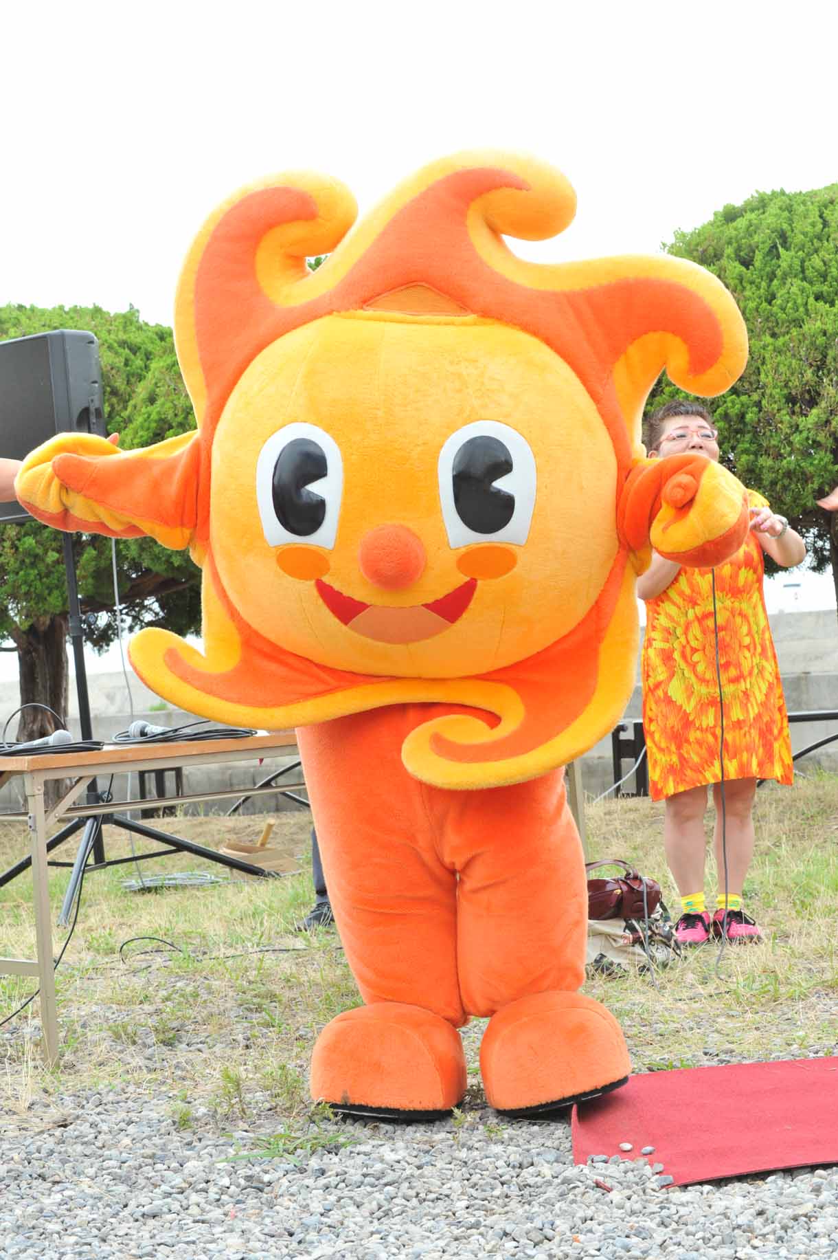 南知多町のキャラクター・ミーナも除幕式に駆けつけた。