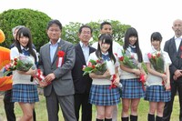 除幕式ではメンバーに記念の花束が贈呈された。 (c)AKS