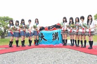 除幕式ではメンバーに記念の花束が贈呈された。 (c)AKS