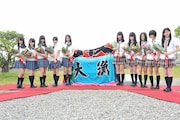 除幕式ではメンバーに記念の花束が贈呈された。 (c)AKS