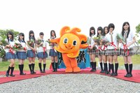南知多町のキャラクター・ミーナと一緒に記念撮影するSKE48。 (c)AKS