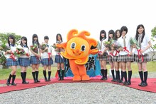 南知多町のキャラクター・ミーナと一緒に記念撮影するSKE48。 (c)AKS