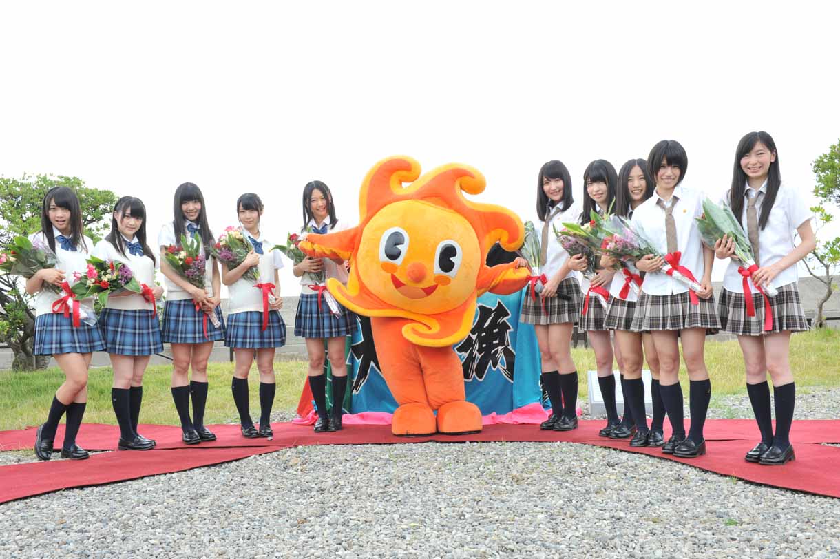 南知多町のキャラクター・ミーナと一緒に記念撮影するSKE48。 (c)AKS