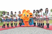 南知多町のキャラクター・ミーナと一緒に記念撮影するSKE48。 (c)AKS