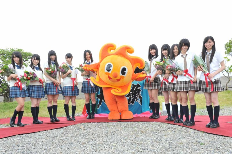 南知多町のキャラクター・ミーナと一緒に記念撮影するSKE48。 (c)AKS