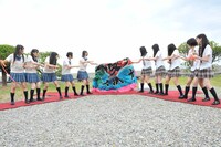 除幕式で大漁旗を引っ張るSKE48。 (c)AKS