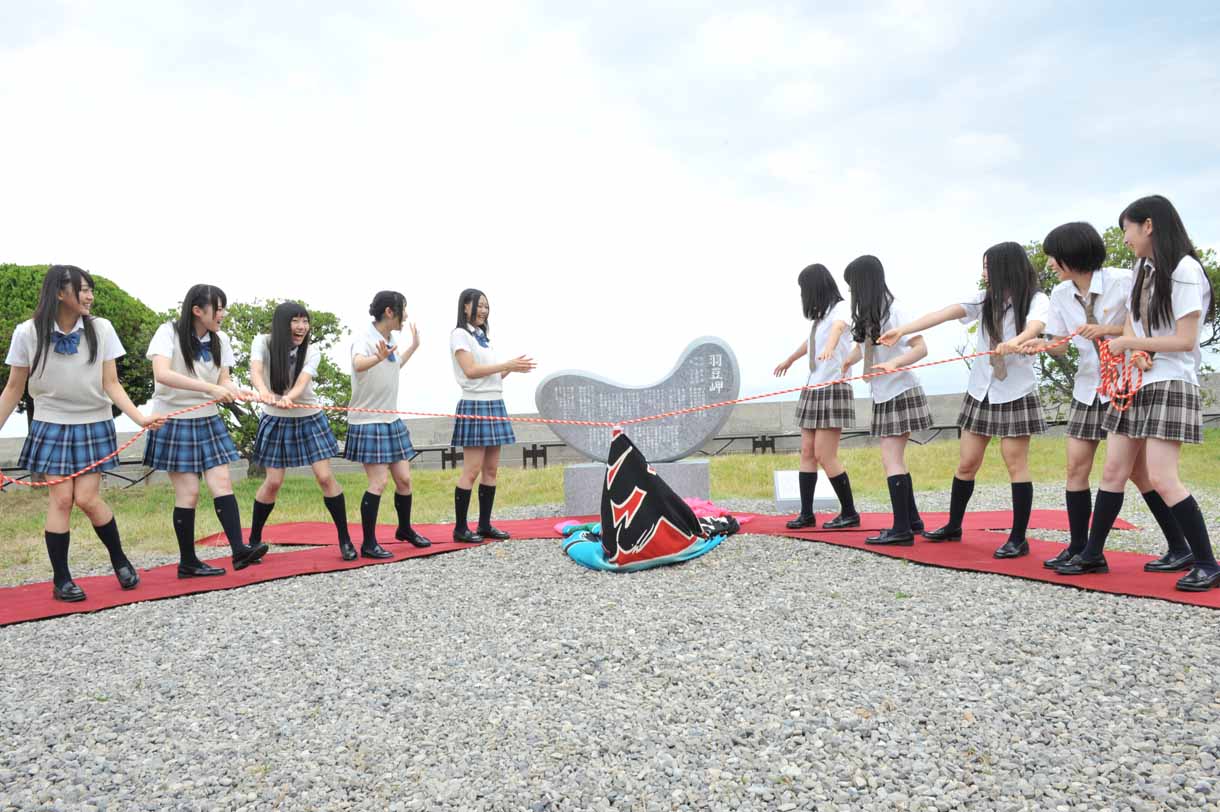 除幕式で大漁旗を引っ張るSKE48。 (c)AKS