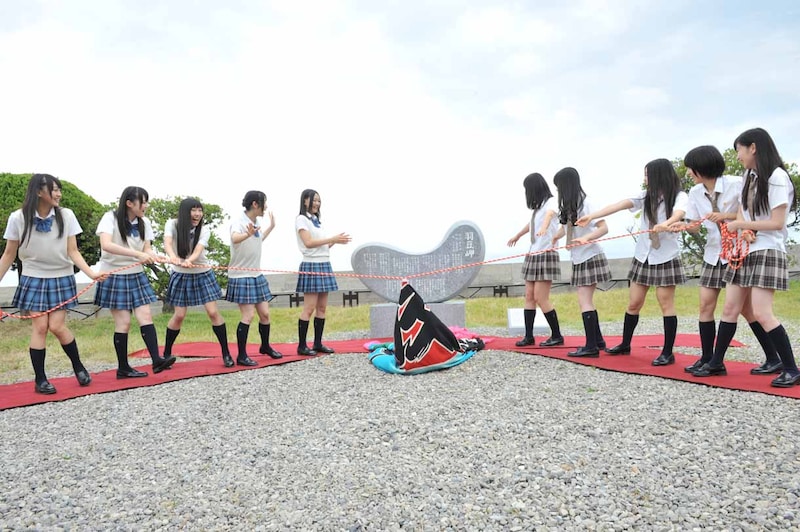 除幕式で大漁旗を引っ張るSKE48。 (c)AKS