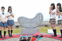 歌碑を見て拍手するメンバーたち。 (c)AKS