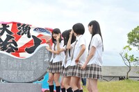 歌碑を見てテンションが上がった古川愛李と中西優香が「羽豆岬」の振りを踊り始める。 (c)AKS