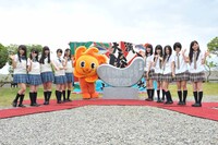歌碑と記念撮影するSKE48。 (c)AKS