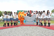 歌碑と記念撮影するSKE48。 (c)AKS