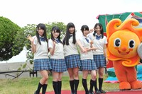 歌碑と記念撮影するSKE48。左から木崎ゆりあ、木本花音、須田亜香里、高柳明音、古畑奈和、ミーナ。 (c)AKS
