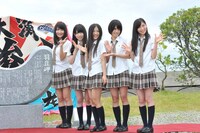 歌碑と記念撮影するSKE48。左から内山命、松本梨奈、古川愛李、中西優香、大矢真那。 (c)AKS