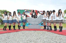 歌碑と記念撮影するSKE48。 (c)AKS