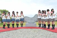 歌碑と記念撮影するSKE48。手には羽豆神社の絵馬を持っている。 (c)AKS