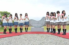歌碑と記念撮影するSKE48。手には羽豆神社の絵馬を持っている。 (c)AKS