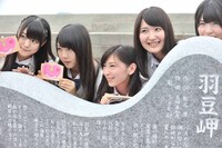 歌碑と記念撮影するSKE48。左から木本花音、木崎ゆりあ、大矢真那、内山命、松本梨奈。 (c)AKS