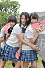 歌碑と記念撮影するSKE48。左から須田亜香里、古畑奈和、高柳明音。 (c)AKS