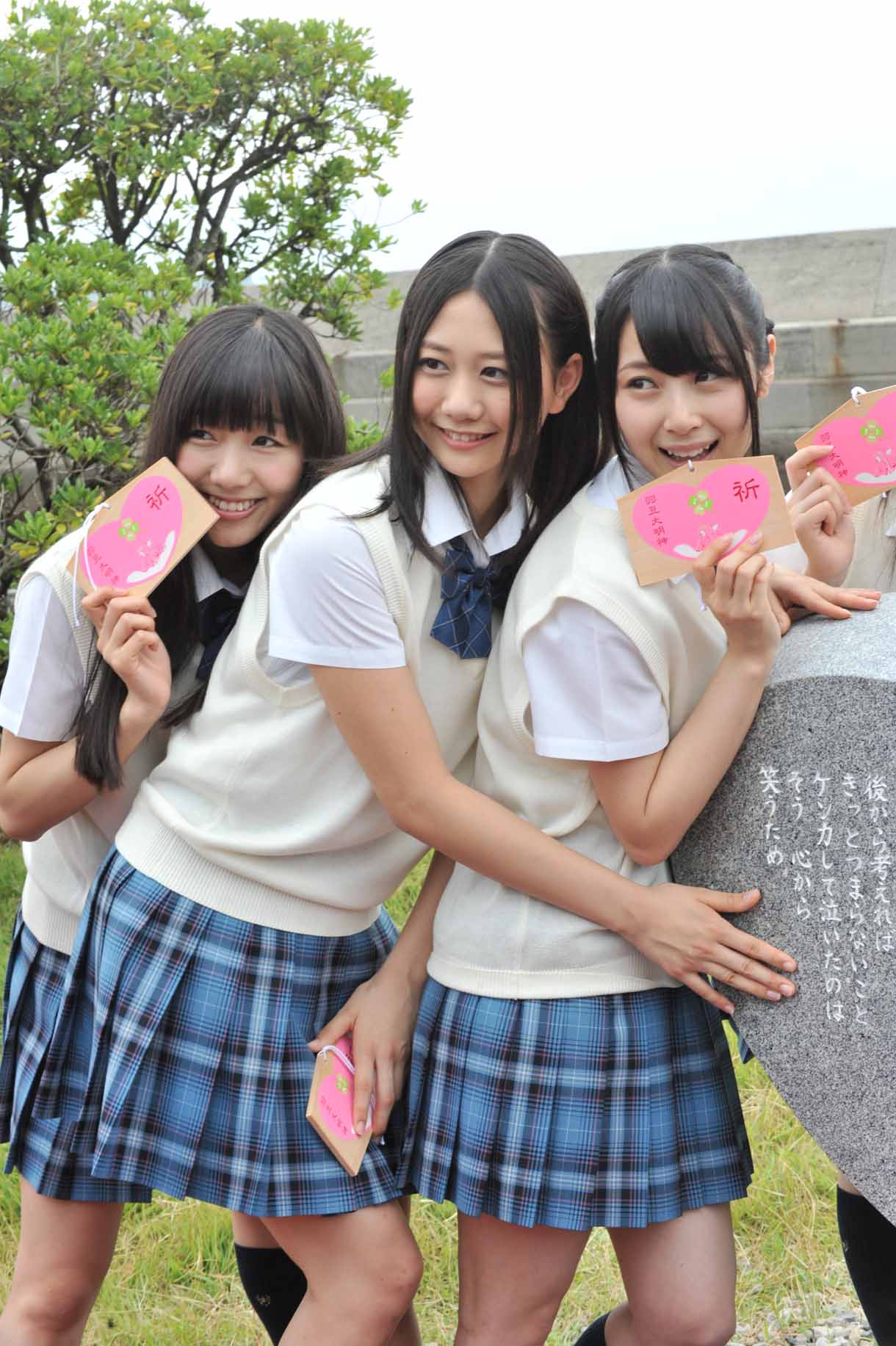 歌碑と記念撮影するSKE48。左から須田亜香里、古畑奈和、高柳明音。 (c)AKS