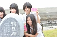 歌碑と記念撮影するSKE48。左から松本梨奈、中西優香、古川愛李。 (c)AKS