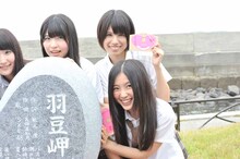 歌碑と記念撮影するSKE48。左から松本梨奈、中西優香、古川愛李。 (c)AKS