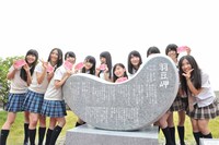歌碑と記念撮影するSKE48。 (c)AKS