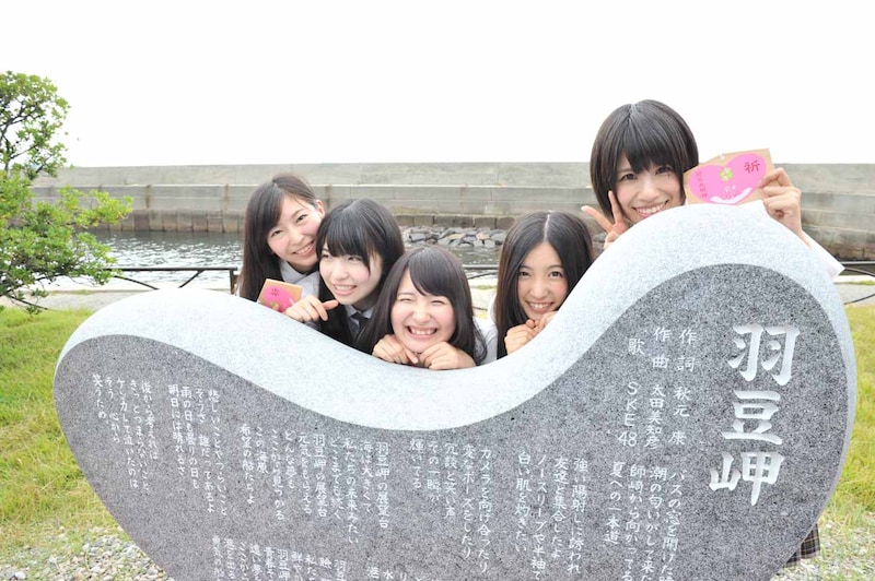 歌碑と記念撮影する「羽豆岬」歌唱メンバー。左から大矢真那、松本梨奈、内山命、古川愛李、中西優香。 (c)AKS