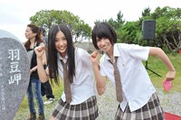 「羽豆岬」PVのワンシーンを再現する古川愛李と中西優香。 (c)AKS