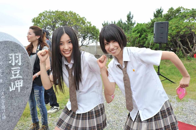 「羽豆岬」PVのワンシーンを再現する古川愛李と中西優香。 (c)AKS