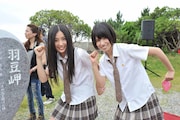 「羽豆岬」PVのワンシーンを再現する古川愛李と中西優香。 (c)AKS