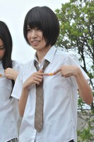 南知多町のキャラクター・ミーナのバッヂをアピールする中西優香。 (c)AKS