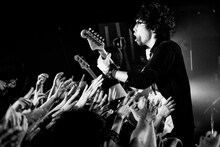 6月28日に新潟LOTSで行われたライブハウスツアー「BREAK YOUR SILENCE」ファイナル公演での高橋優。