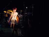 ステージに置かれたイスを使いながら、さまざまなダンスを披露したコシミハル。