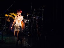 ステージに置かれたイスを使いながら、さまざまなダンスを披露したコシミハル。